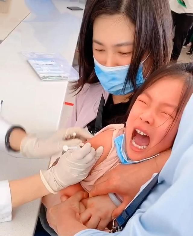 妈妈|女儿打针前哭天喊地,针头扎进肉里那一刻女儿瞬间安静,妈妈笑翻