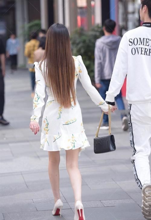 平肩的裙子气场很强，白色碎花的裙子看着很高级