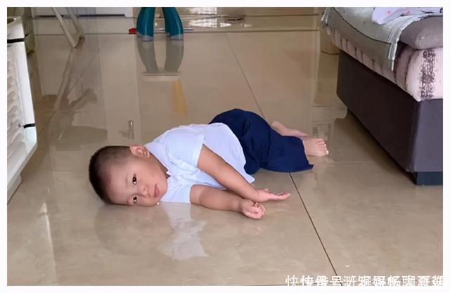 孩子|哥哥开学后,弟弟“颓废”度日,网友:没有人抢,玩具都不香了