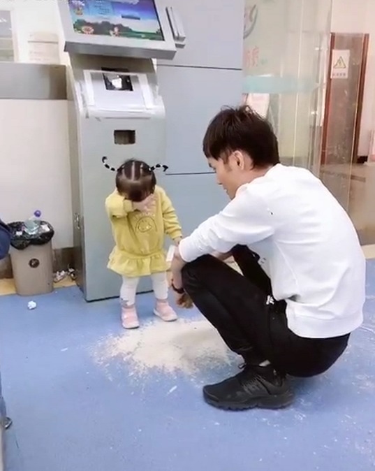 天线|小女孩翻垃圾桶被爸爸训斥,伤心捂脸大哭,网友:天线都哭歪了