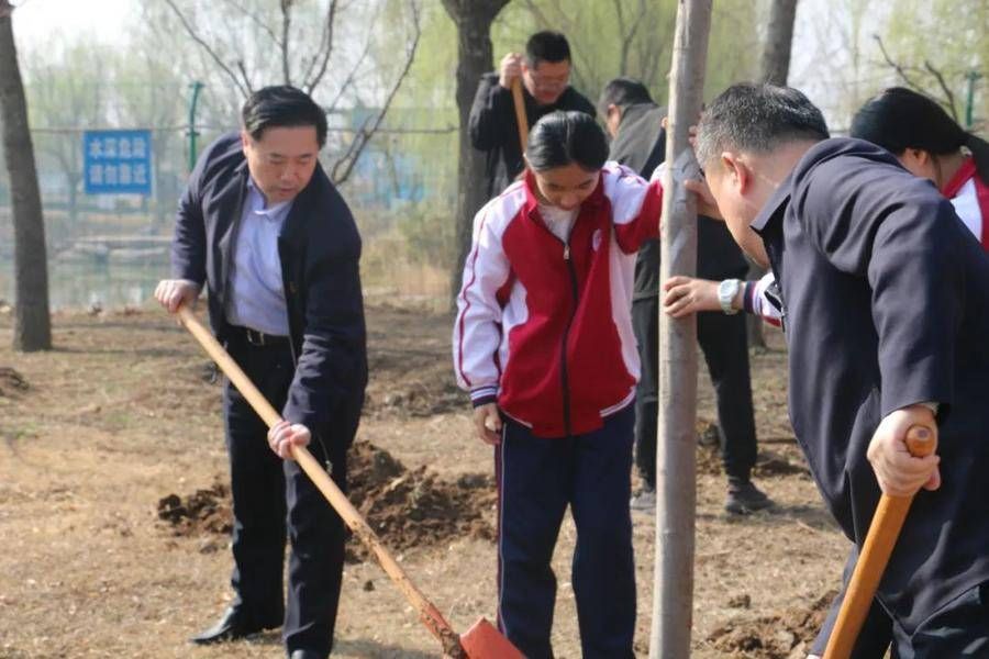 临沂市体育局联合市青少年示范性综合实践基地开展志愿服务活动