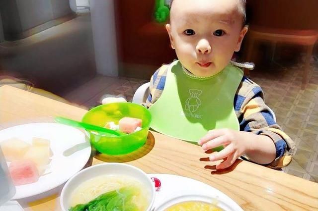 生长发育|一岁后多喝奶还是多吃饭？营养师：搞错会影响孩子大脑和身高发育