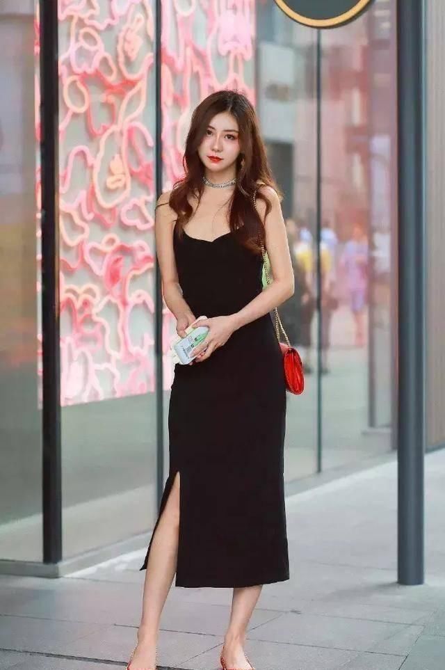 街拍牛仔裤打扮的美女尽显时尚,可谓锦上添花