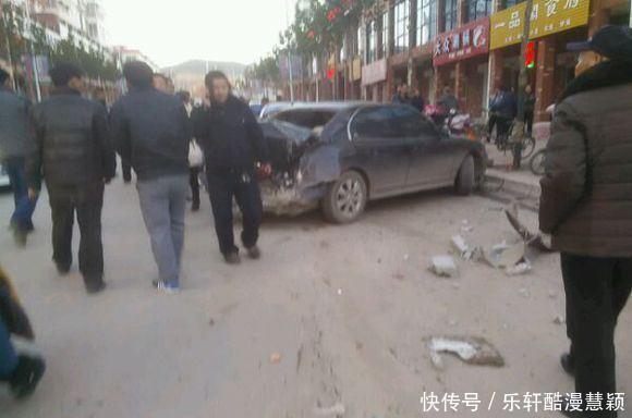 南阳一男子酒后驾车失控,撞向路边标牌致2