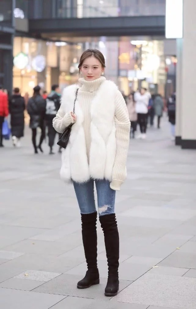 街拍：清新温婉的时尚小姐姐，牛仔裤搭配过膝靴，青春活力感十足