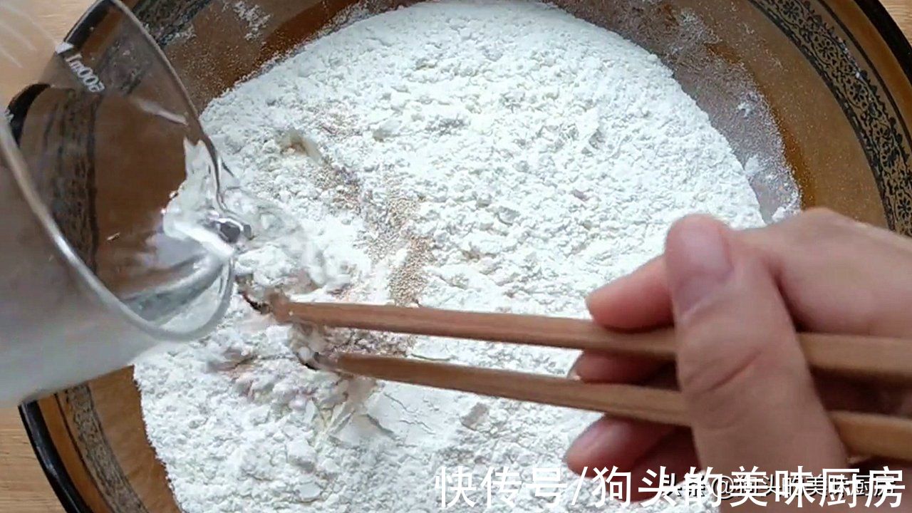 发面饼怎么做最简单？一碗面粉一碗水，用筷子一搅，蓬松又暄软