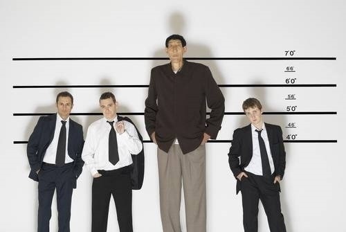 辛幸|身高2.36米的“巨人”,曾不顾医生阻拦执意生下一娃,后来怎样?