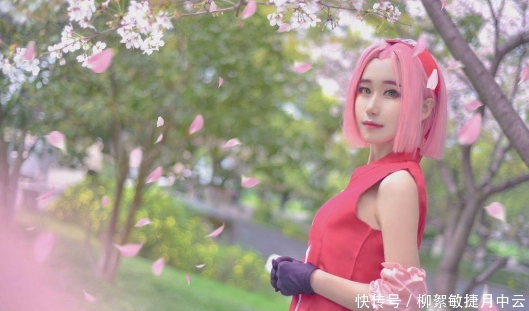 小姐姐|樱花雨中的春野樱,绿瞳红眉粉毛心动还原,木叶女神再现三次元