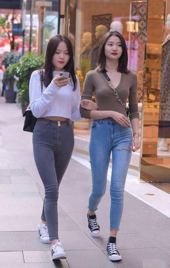 牛仔裤|时尚街拍同样是穿牛仔裤，能在中间“切一刀”的就是厉害，您觉得哪个漂亮