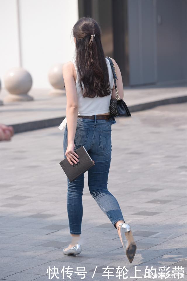 得体|白色背心搭配牛仔裤,简单大方又得体