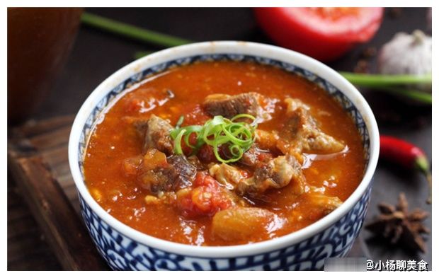 爱吃西红柿炖牛腩？详细做法教给你，牛腩软烂入味，汤汁红润香甜