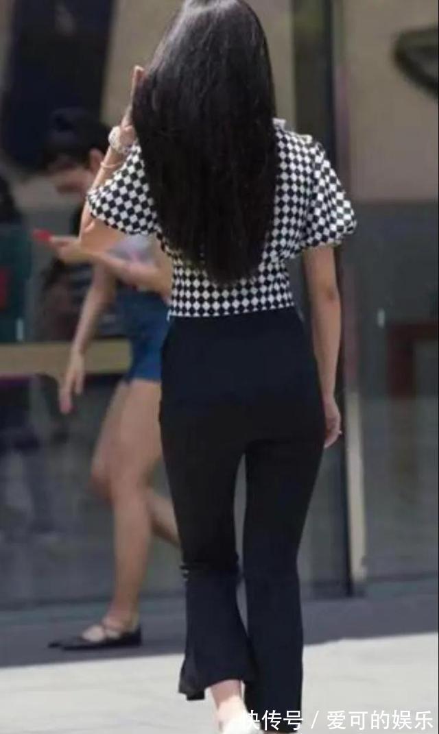 时髦 打底裤过时了,现在流行“小黑裤”,时髦又高级,你喜欢吗?