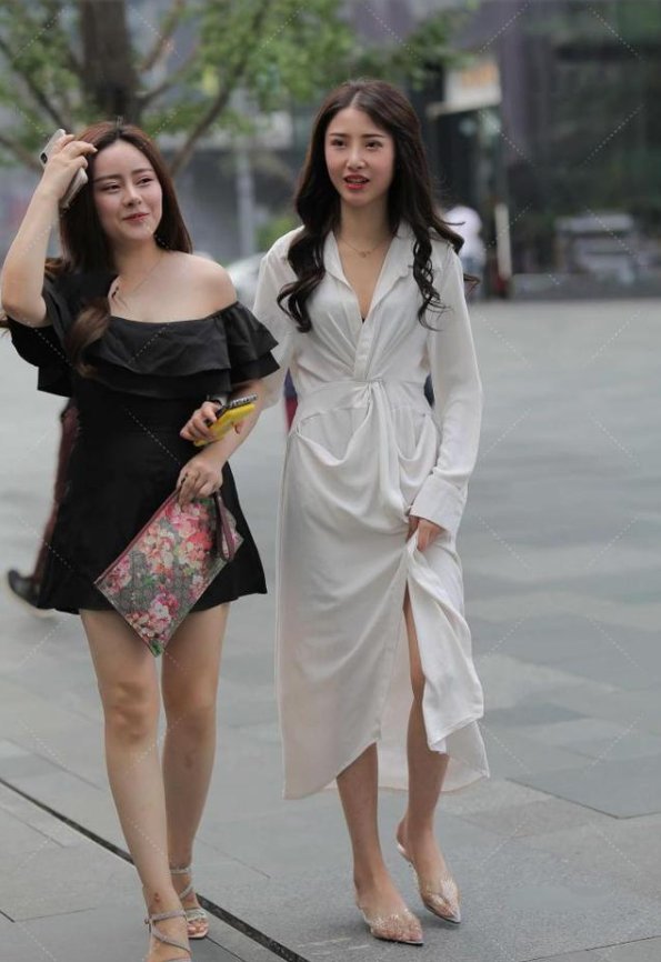 收腰长款连衣裙，搭配透明低跟鞋，贤淑又高雅