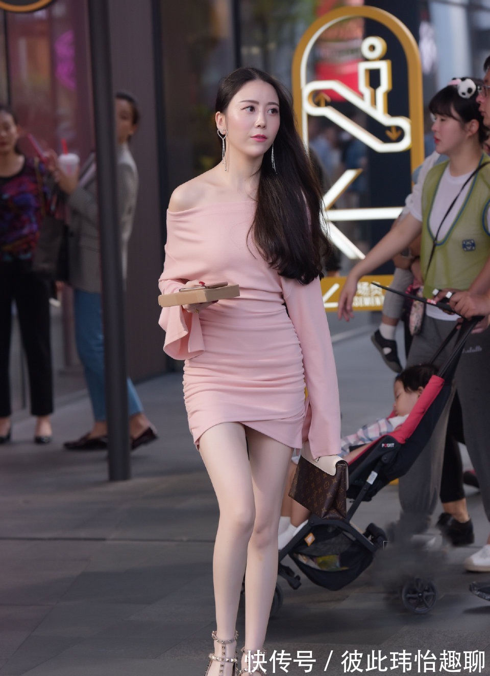 搭配|连衣裙搭配高跟鞋,展现迷人双肩,穿出优雅感