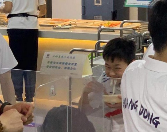 |全红婵吃面条表情搞笑!红姐吃得心满意足,露出坏笑惹人怜爱