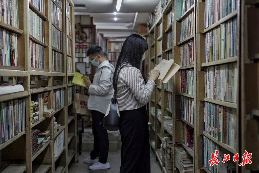 旧书&武汉这家旧书店开了33年，爱书的老板把书店当书房，最古老的藏书可追溯至明朝