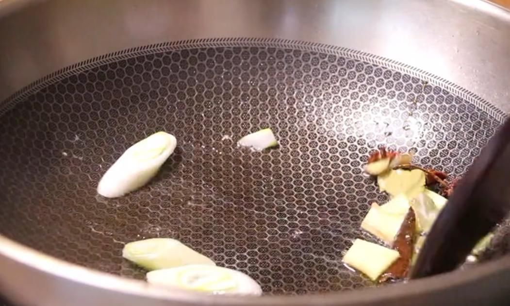  软绵|排骨与土豆是绝配，土豆软绵，排骨入口即化，好吃到停不下来