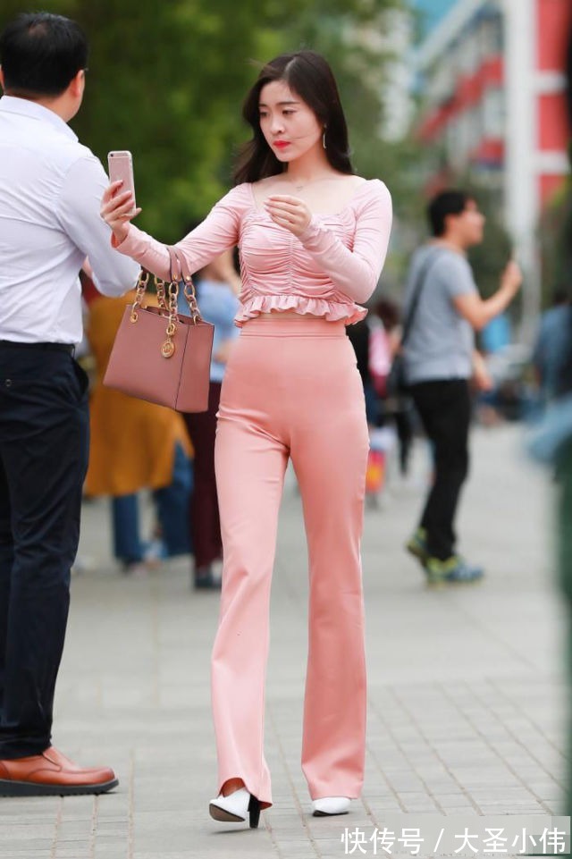 整体造型|美女街拍:小姐姐粉色的款式套装,展现出了自然大方又不失唯美的感觉