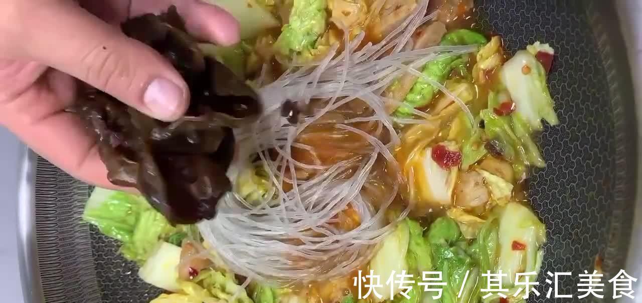 猪肉白菜炖粉条,汤鲜味美做法简单,搭配米饭百吃不厌