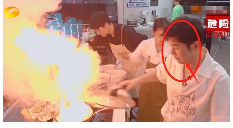 千万不能让黄晓明下厨,厨房都差点燃起来了,吓坏了周也!
