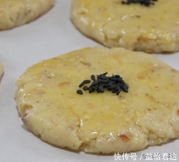 核桃|桃酥做法其实很简单一个鸡蛋一碗面粉，教你在家做酥脆香甜的桃酥