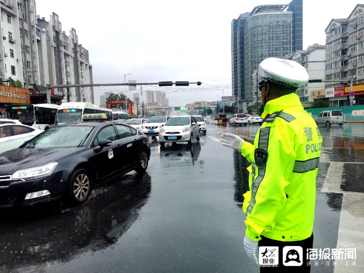 台东|全力以赴迎战台风“烟花” 青岛交警冒雨执勤保通畅