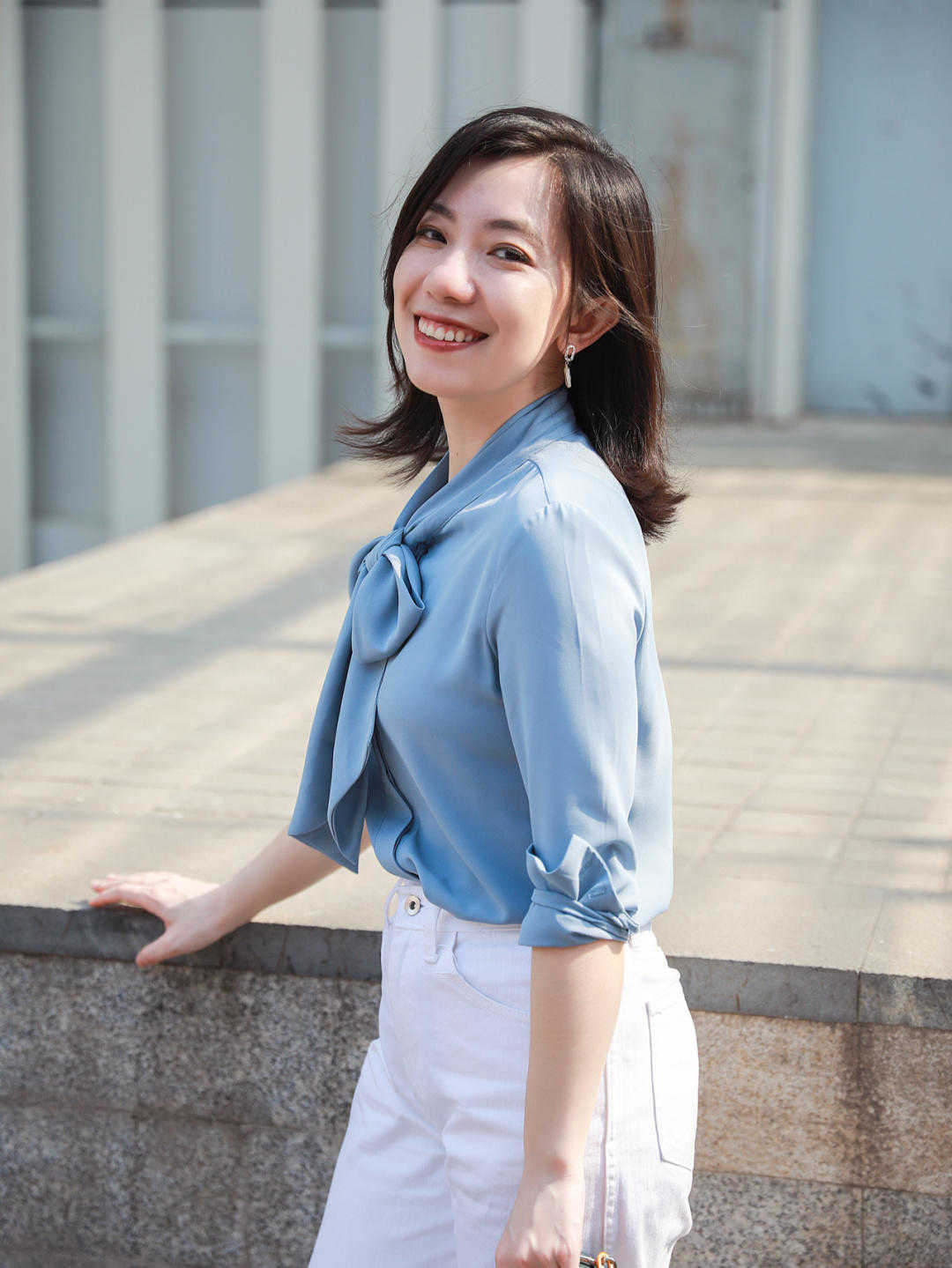 时尚博主|职场面试怎么穿?白色系带衬衫配西装裤干练优雅,一点不呆板