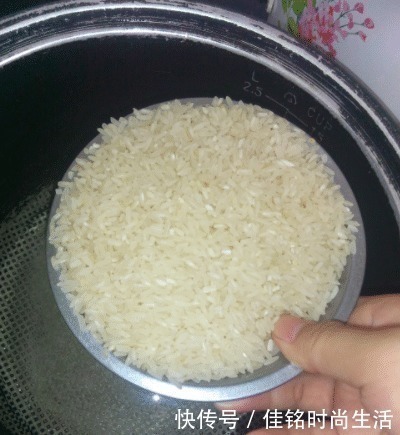 米饭|煮米饭时,有人放醋有人放盐都错了,学会一招米饭香软,粒粒分明