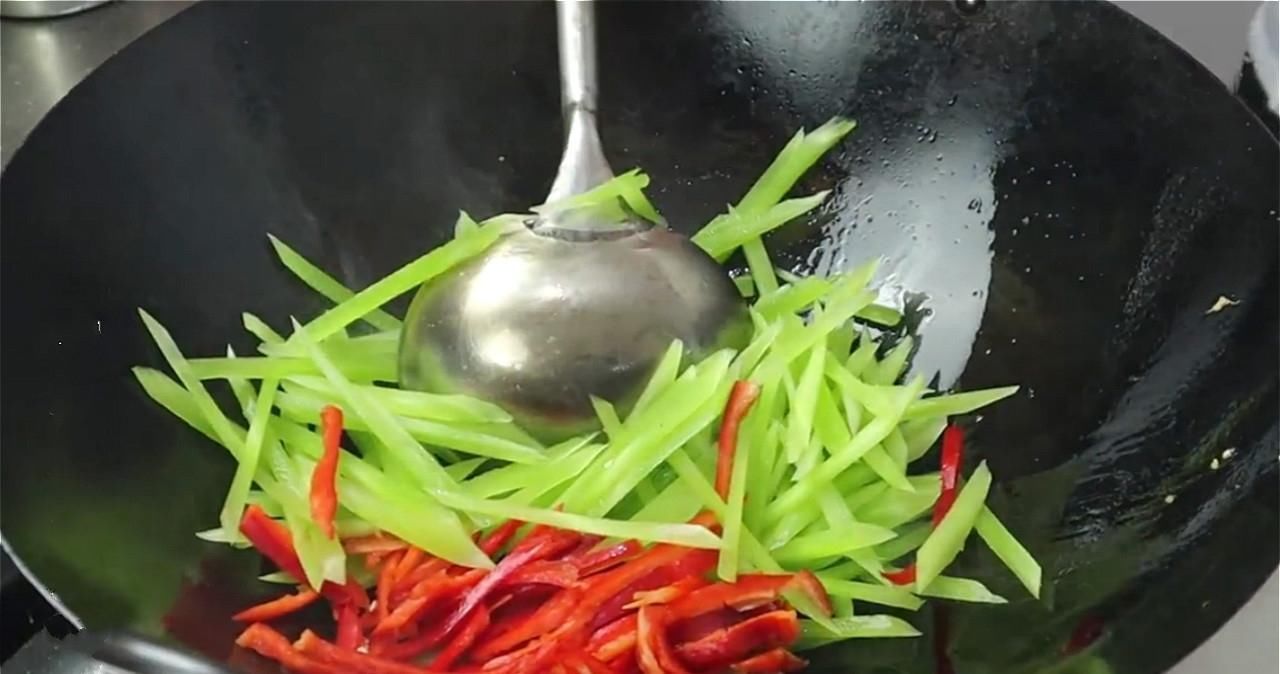 孩子|莴笋下饭的做法,我家三天两头就做,孩子每次都吃光,太香了