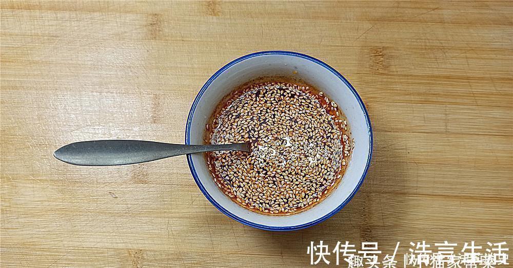小米辣|教你一个凉拌洋葱的做法，制作简单，放点调料一拌，几分钟就吃