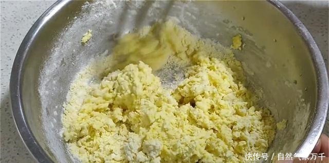面团|玉米面饼这样做,加多一种材料,口感丰富,吃着蓬松柔软,真香