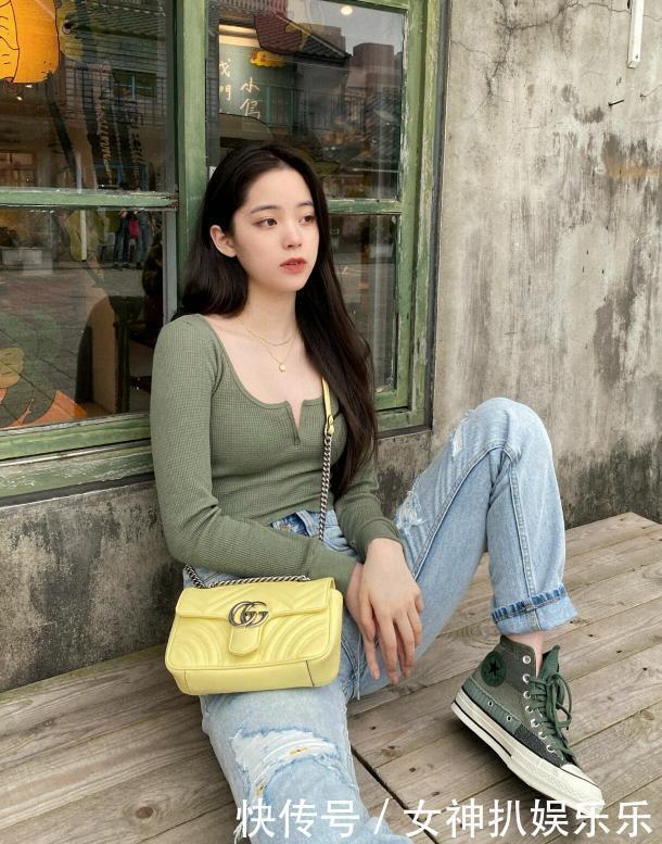 身材|都说牛仔裤是检验身材的唯一标准,看完当红小花的演绎,一点不假