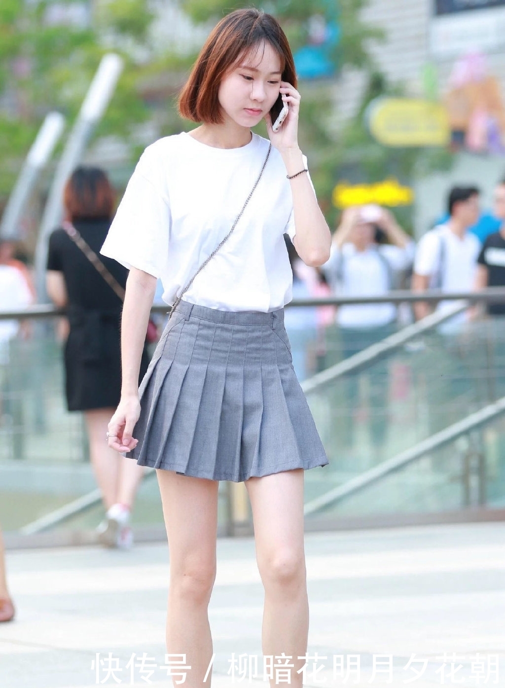 年轻人就该穿百褶裙,时尚简单又清爽,轻松展现青春活力