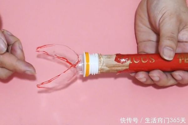 扫把上粘个塑料瓶,放在阳台省钱又实用,解决了家家户户大难题!