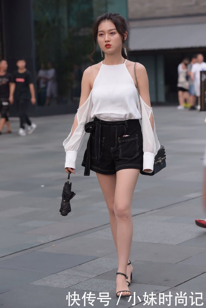 街拍:时尚的短裤穿搭靓丽耐看,大方呈现你的身材和气质