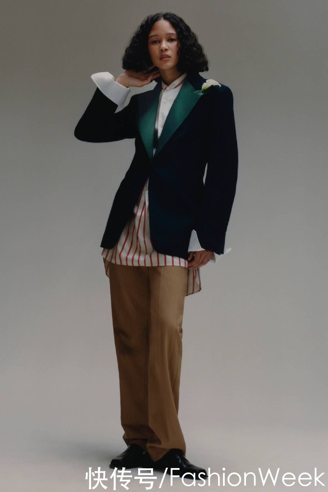 职业装只能黑白配？这些轻熟风搭配，让你闪耀职场穿搭潮流