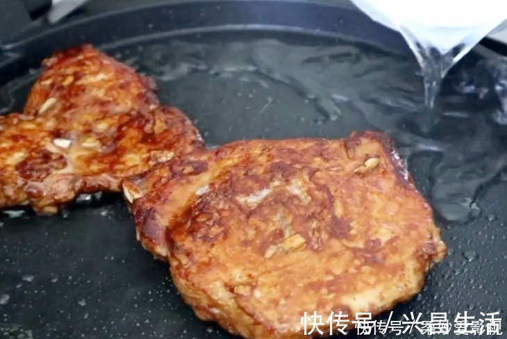 鸡胸不要炒着吃了，咱们来做个新吃法，外酥里嫩，咸香美味