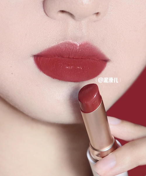 早春少涂“正红色”，2021草莓红才是主流，黄皮怎么涂都好看