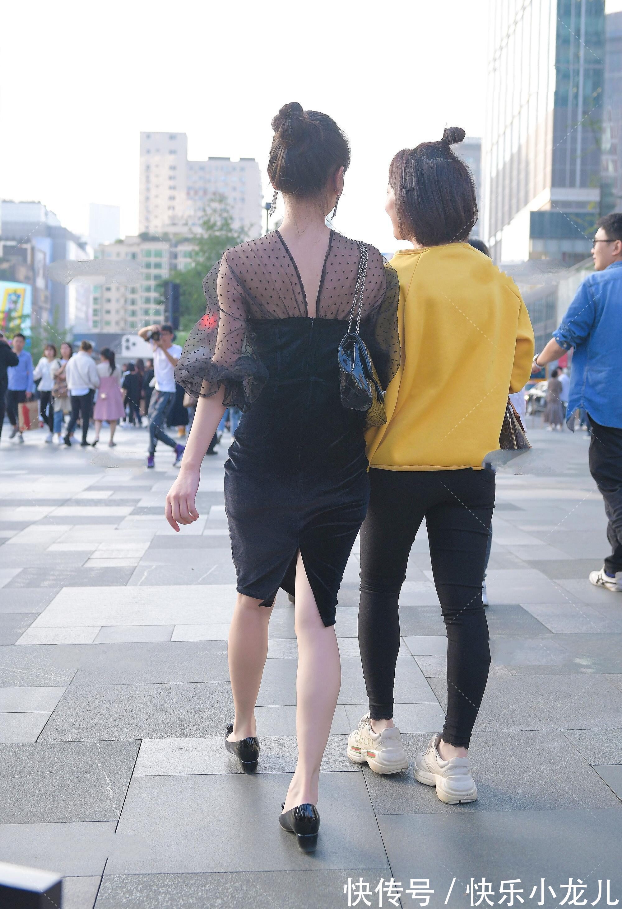 面料 黑色网纱波点裙搭配黑色鞋包,时尚优雅,尽显柔美身段