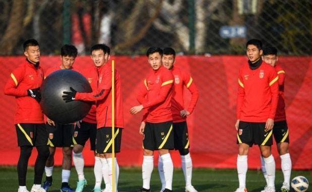 中国足球|凌晨1点!中国足球传喜讯:李霄鹏做出难得表态,球迷齐声点赞