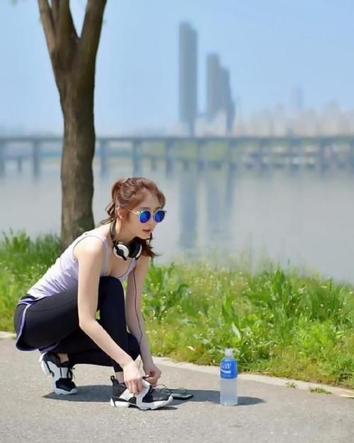 白色短袖|一件白色短袖配牛仔裤，气质优雅女人味，时尚气质穿搭