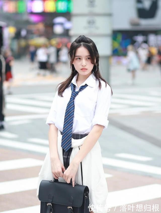 穿搭 2021最美学院风穿搭白衬衫+格纹短裙，腰间扎件衣服当点缀！