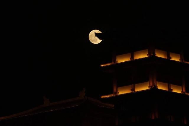 嫦娥|一轮月亮，24首诗词:邀约吴刚倾尽醉，何方游子不思家?