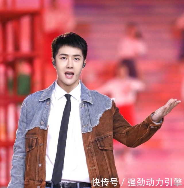 燃爆|“王炸组合”火爆全网,看王一博穿上拼色牛仔,满满青春少年感!