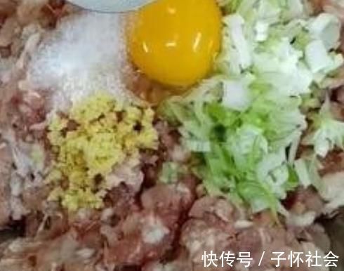 把“三样”东西加到饺子馅里，馅料光滑多汁，很好吃