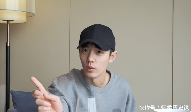 肖战素颜录制vlog,全程面带笑容瞄向左边,说到他时比偶像剧还甜