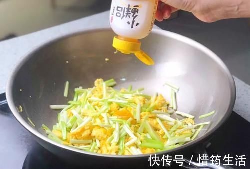 不用揉面,这菜做的饼真香,忍不住吃光了一大盘!
