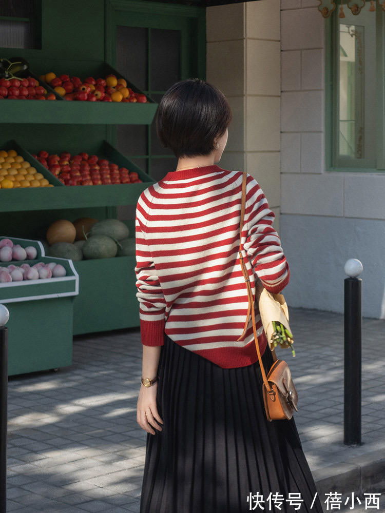 女人 “毛衣+半身裙”,“毛衣+九分裤”,才是冬季优雅女人的最优穿搭