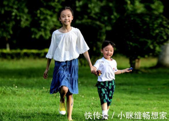 老大|七月大的萌娃弟弟看哥哥写作业,父母看得真暖心以后妥妥的学霸