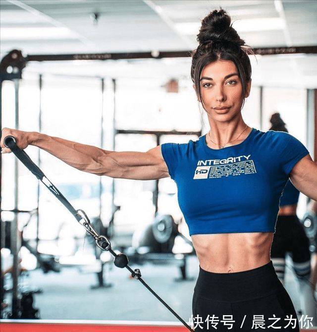 好身材|IFBB健美小姐，肌肉线条完美，球形肩膀迷人，亲授居家三角肌训练
